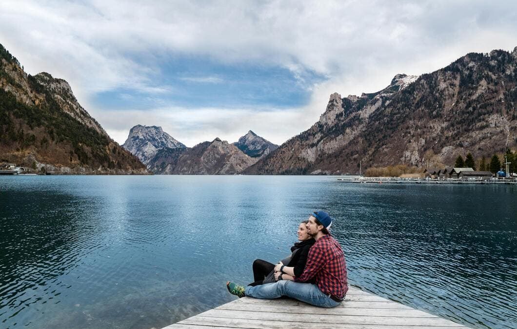 Digitale Nähe in den Alpen: Die besten Plattformen für Partnersuche in der Schweiz
